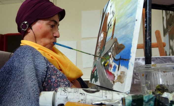 Engelli kadın ağzıyla çizdiği resimlerin gelirlerini depremzedelere bağışlayacak