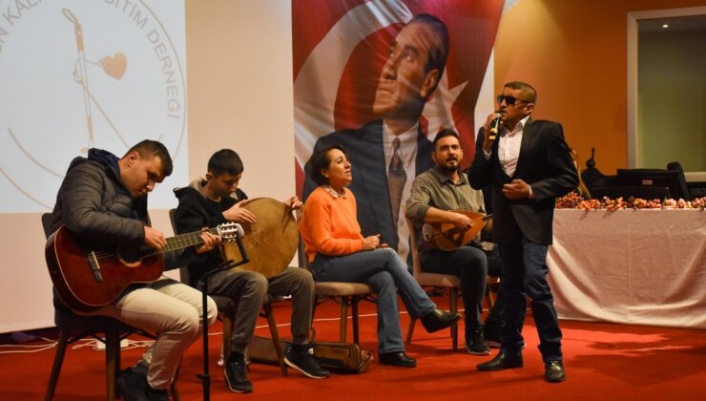 Görme engelli öğrenciler depremzedeler için sahne alacak