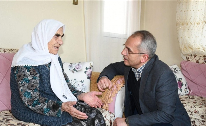 Görme engelli yaşlı kadın depremzedeler için yüzüğünü bağışladı