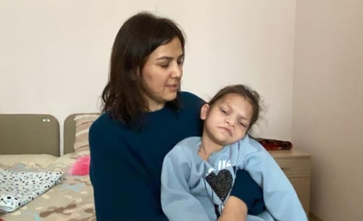 Sağlık çalışanlarından kas hastası depremzede Elisa'ya tekerlekli sandalye