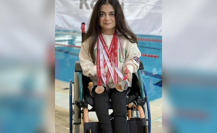 Bedensel engelli Selen, tedavi amaçlı başladığı yüzmede Türkiye şampiyonu oldu