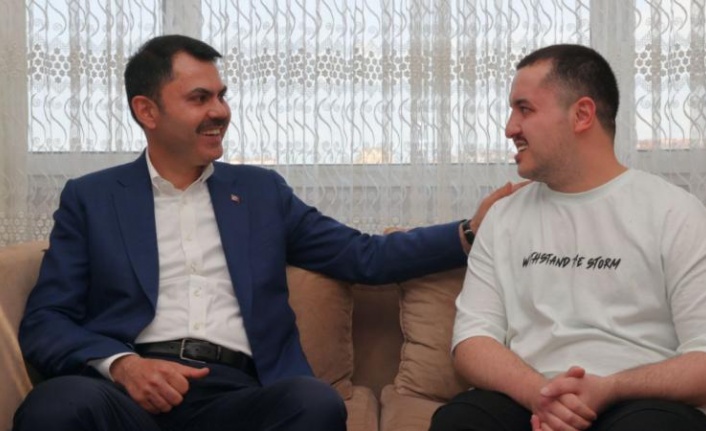 Bakan Kurum kendisine mektup yazan engelli genci ziyaret etti