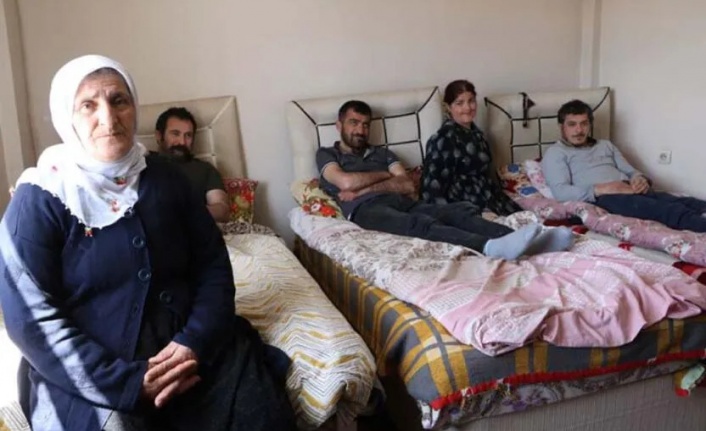 Engelli 4 çocuğuna hem annelik hem de babalık yapıyor