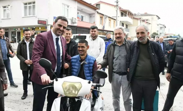 Eşya taşıyarak geçimini sağlayan engelli gence motosiklet hediyesi