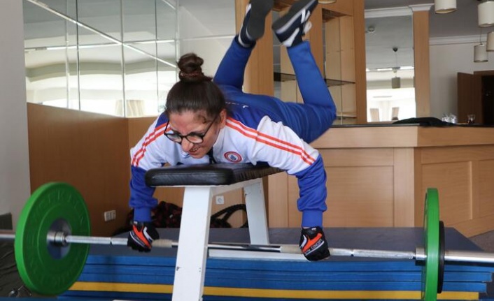 Görme engelli milli judocu Esmer, spordan kazandığı parayla 5 kardeşini okutuyor