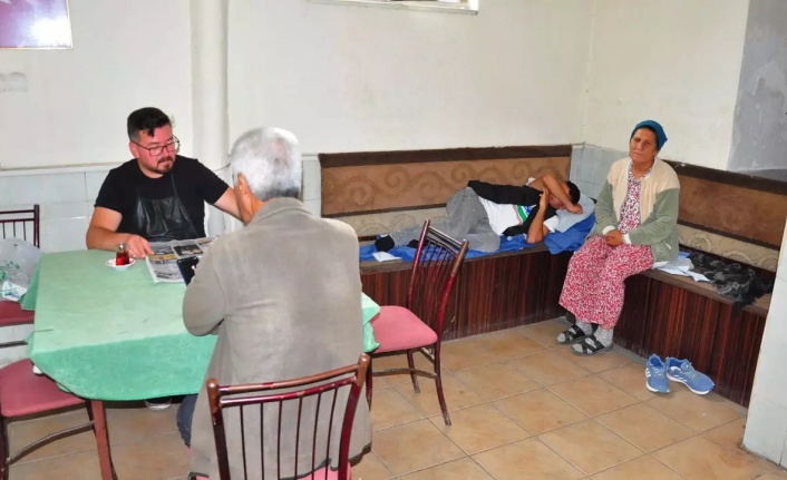 Zihinsel engelli 2 oğluyla birlikte kahvehaneye sığındı