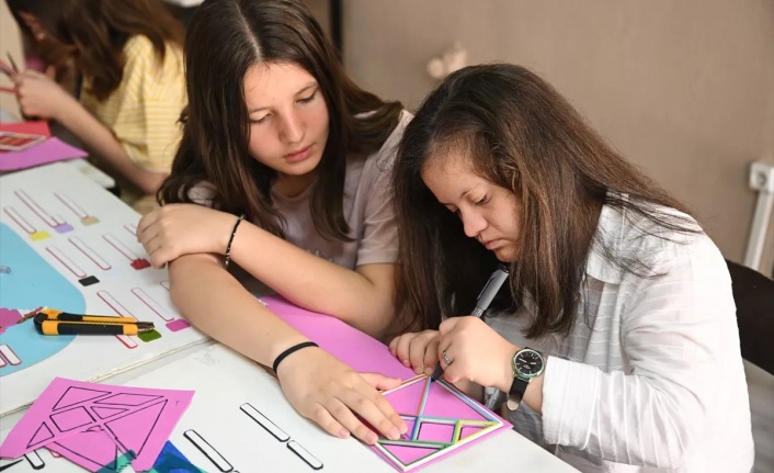 Engelli ve üstün zekalı öğrencilerin işbirliği İzmir'den Afrika'ya uzandı
