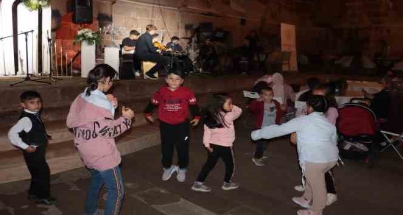 Kaymakam ve öğrenciler çaldı, engelli çocuklar eğlendi