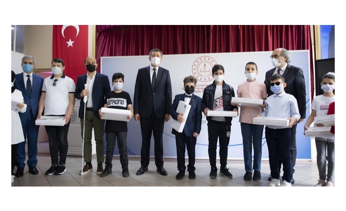 WeWALK MEB işbirliğiyle 5 bin görme engelli öğrenci 'akıllı bastona' erişebilecek