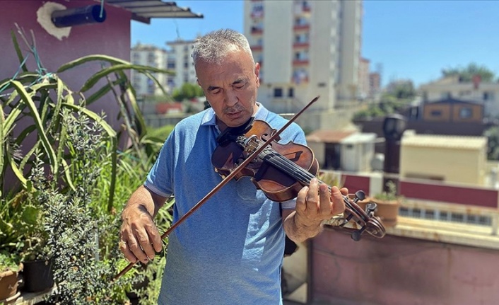Azimle çalışıp keman çalmayı öğrenen görme engellinin hayali sahneye çıkmak
