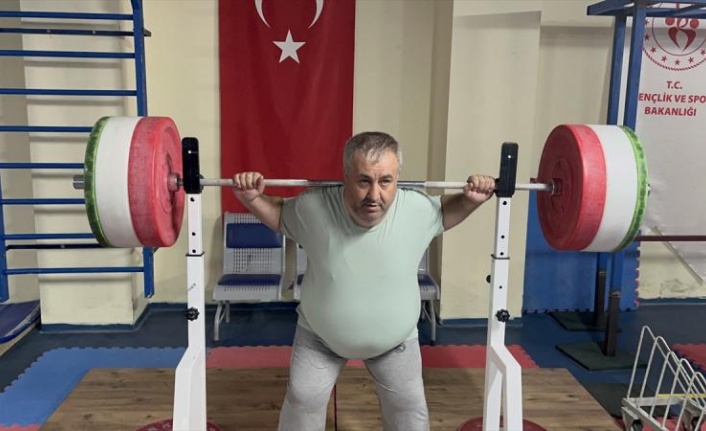 Görme engelli sporcu 45 yaşında başladığı halterde aldığı derecelerle örnek oluyor