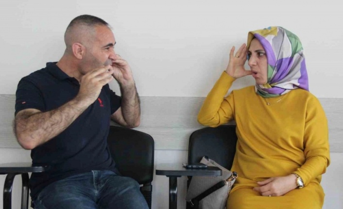 İşitme engelli ikizinin sesi oldu