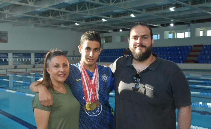 Otizmli genç yüzücü engelleri aşıyor! Hedefi milli takım