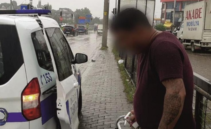 Yürüteçle girdiği zabıta karakolundan yürüyerek çıktı.