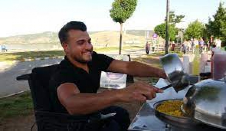Engeline rağmen çocukları için çalışıyor