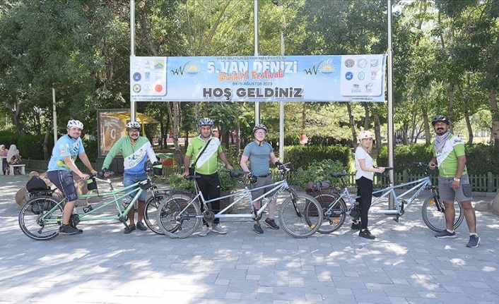 Görme engelli bisiklet tutkunları Van'daki festivale renk kattı