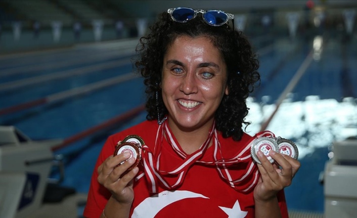 Görme engelli Zeynep öğretmen yüzmede milli takımı hedefliyor