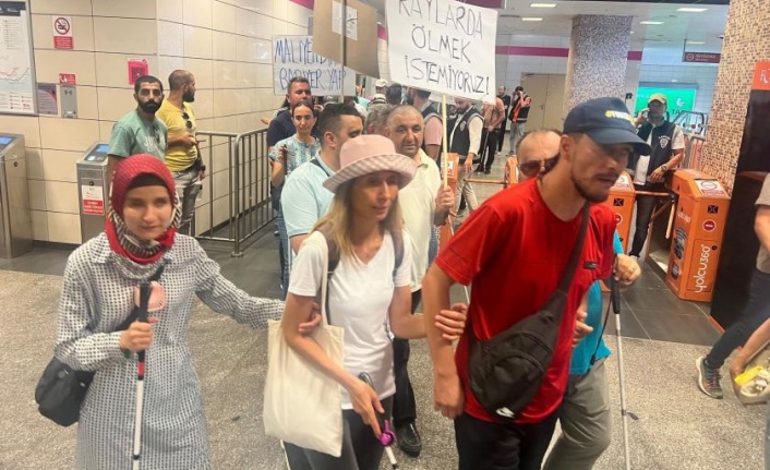 Görme engelliler metro ve Marmaray istasyonlarında bariyer kurulması için eylem yaptı
