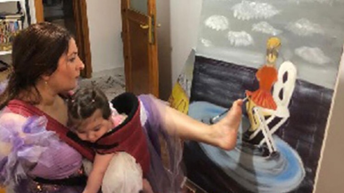 Engelli sanatçı Ayşe'nin azmi hayran bıraktı! İki kolu da yok ama resim yapıyor