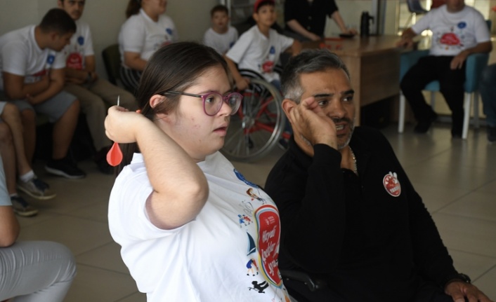 Eski milli para atlet, engelli çocukların sosyal yaşamına dartla neşe katıyor