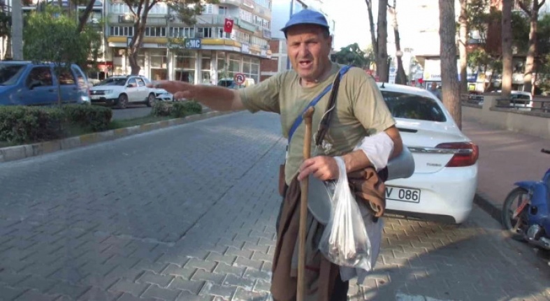 Görme engelli vatandaş 50 yıldır darbuka çalıp türkü belirtiyor