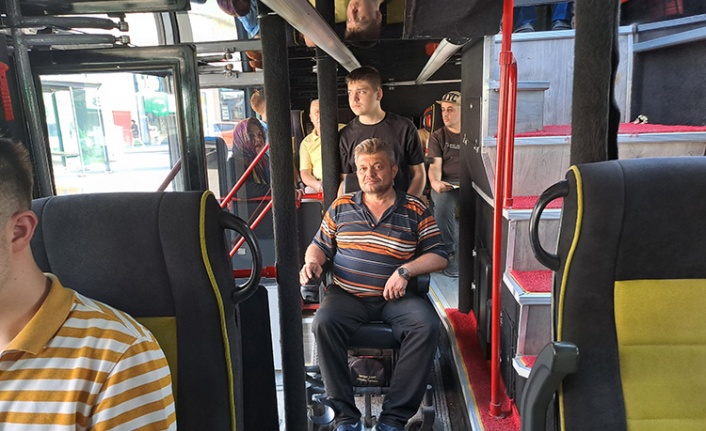 Sakarya'da turizm otobüsüyle şehir turu yapan engelliler doyasıya eğlendi