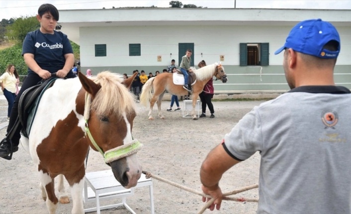 Samsun'da zihinsel engelli çocuklar ata binip kenti gezdi