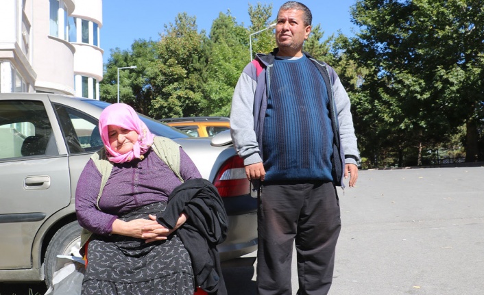 73 yaşındaki kadın engelli oğluyla sokakta kaldı