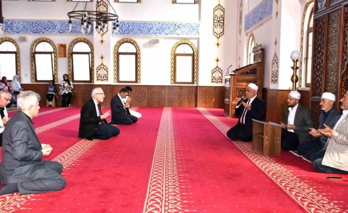 Engelleri aşıp camide buluştular