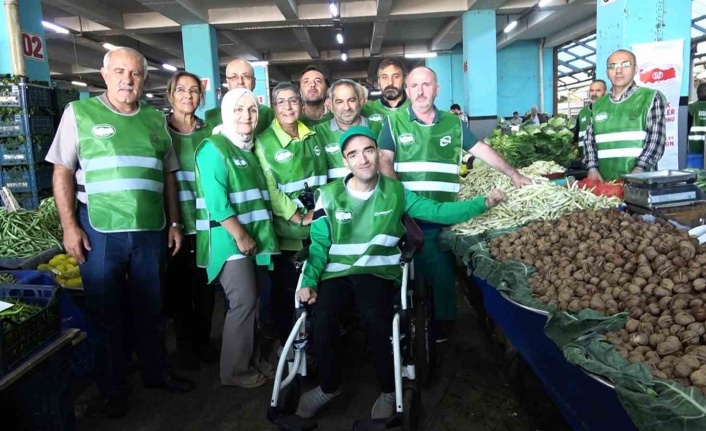 Yalova’da pazarcılar serebral palsi farkındalığı için yeşil yelek giydi