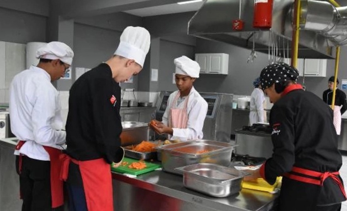 Zihinsel engelli öğrenciler 3 okula yemek hazırlıyor