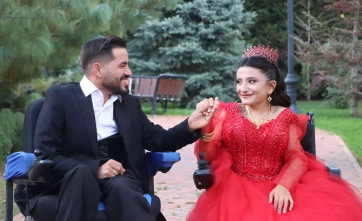 Engelli çift, tanıştıkları düğün salonunda evlendi