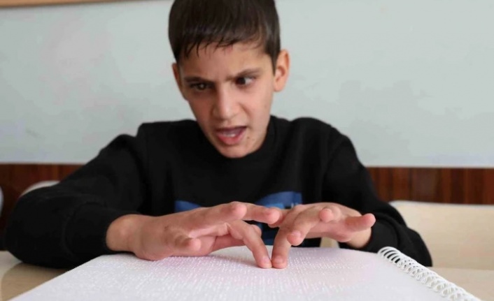 Öğretmeninin fedakarlığı sonucu yazma öğrenen görme engelli Caner, Kırk Hadis Yarışmasında birinci oldu