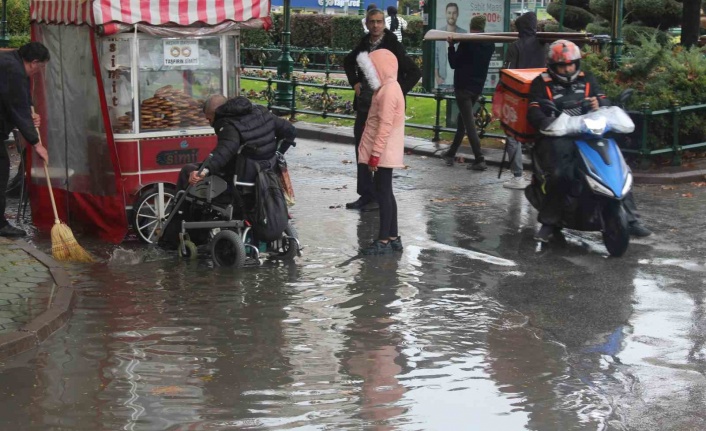 Su içinde kalan engelli vatandaşa ait simit arabasını kurtarmak için yardıma koştular