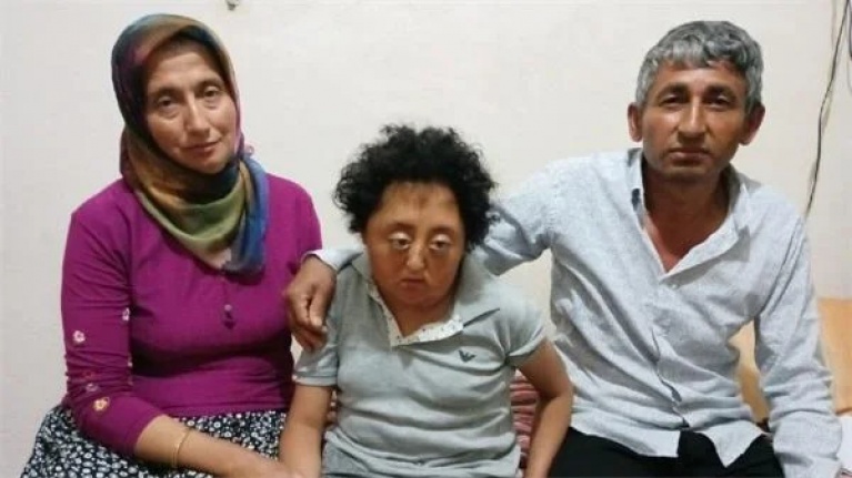 Zihinsel engelli öğrenciye annesinin gözleri önünde öğretmen şiddeti