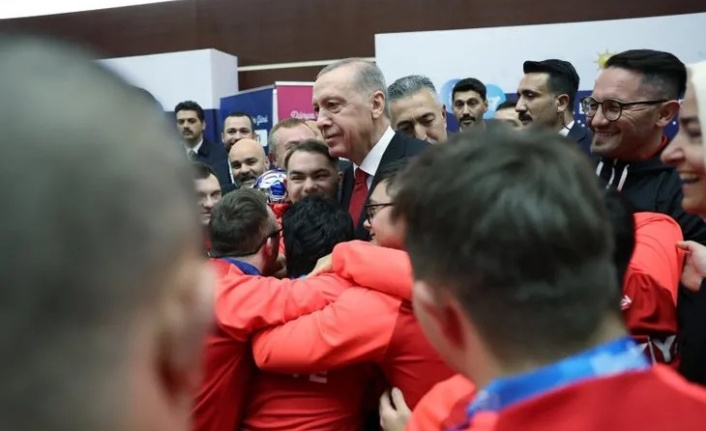 Başkan Recep Tayyip Erdoğan AK Parti genel merkezinde engelli sporcularla bir araya geldi.