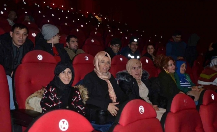 Diyarbakır’da engelli vatandaşlara sinema keyfi