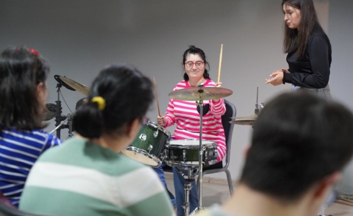 Engelliler İş Atölyesi'nin Fatih Sanat Akademisi'nde Düzenlediği Müzik Terapisi Etkinliği Devam Ediyor