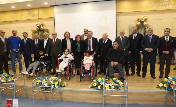 Fatma Şahin, engelli bireylere malzeme dağıtımında gözyaşlarına hakim olamadı