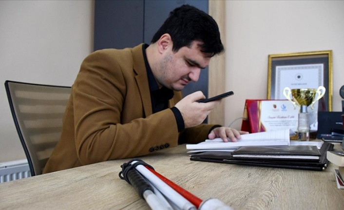 Görme engelli dernek başkanı kendisiyle aynı kaderi paylaşanlara yol gösteriyor