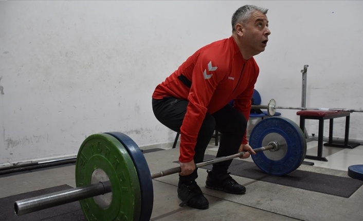 Görme engelli sporcu halterde şampiyonluğa ulaşmak istiyor
