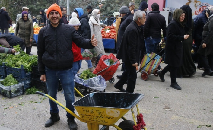 Engelli genç 9 yıldır geçimini pazar alışveriş torbalarını taşıyarak sağlıyor