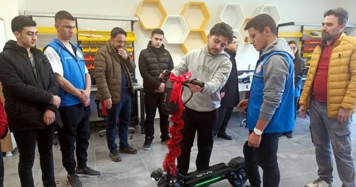 Engelli gence elektrikli scooter hediye ettiler