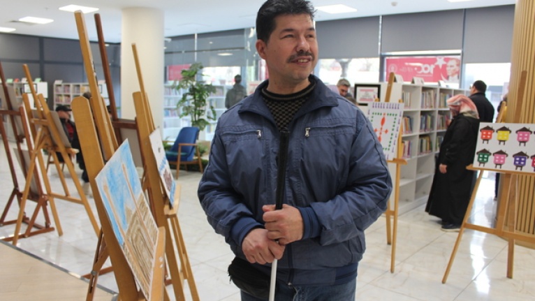 Görme engelli resim tutkunu kabartma tekniğiyle tablolar yapıyor
