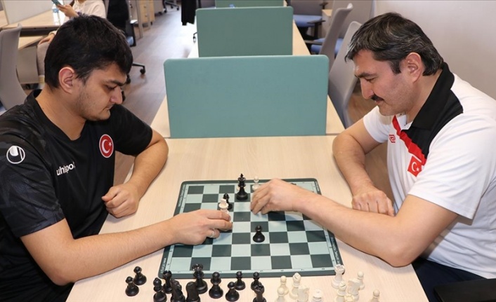 İşitme engelli baba ve oğlu olimpiyatlarda "şah-mat" mücadelesi verecek