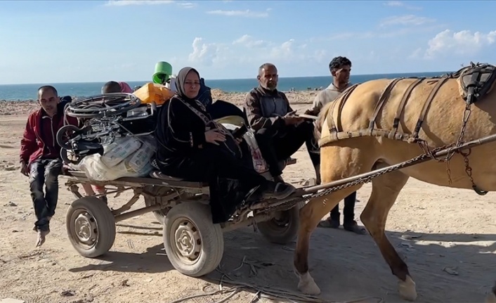 Filistinli anne ve 4 engelli çocuğu at arabasıyla Gazze'nin güneyine geçmeye çalışıyor