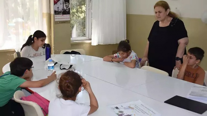 Mezunu olduğu okulda kendisi gibi görme engellilere 29 yıldır rehberlik yapıyor