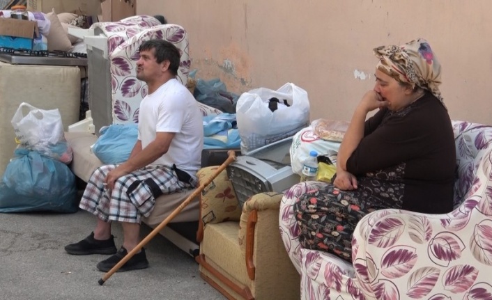 Bursa'da evden çıkarılan engelli aile eşyalarıyla birlikte sokakta kaldı