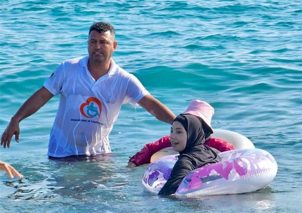 Alanya'da engelliler denize girmeni keyfini yaşıyor Kaynak: Alanya'da engelliler denize girmeni keyfini yaşıyor