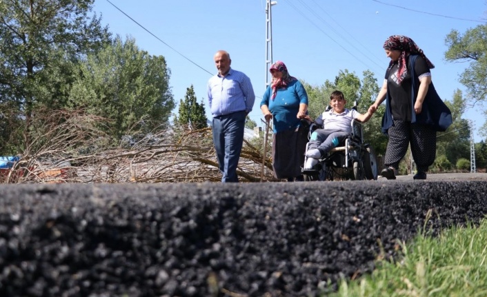 Engelli çocuğun evinin yolu rahat tekerlekli araç kullanabilmesi için asfaltlandı